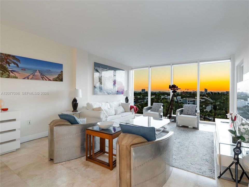 Active With Contract: $649,000 (1 beds, 1 baths, 896 Square Feet)