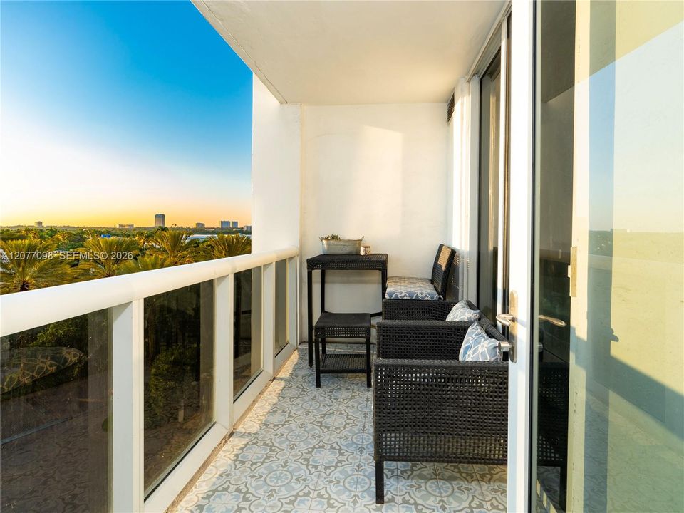 Active With Contract: $649,000 (1 beds, 1 baths, 896 Square Feet)