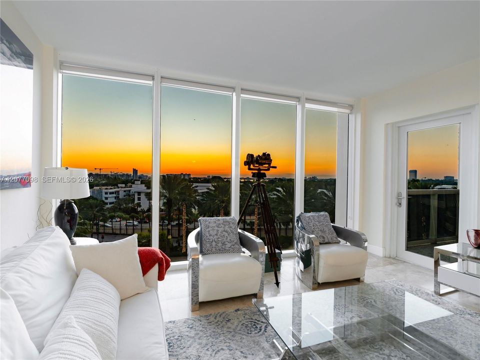 Active With Contract: $649,000 (1 beds, 1 baths, 896 Square Feet)