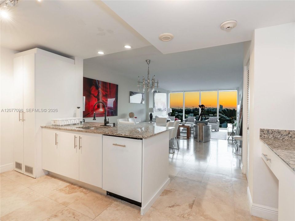 Active With Contract: $649,000 (1 beds, 1 baths, 896 Square Feet)