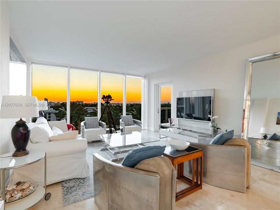 Active With Contract: $649,000 (1 beds, 1 baths, 896 Square Feet)