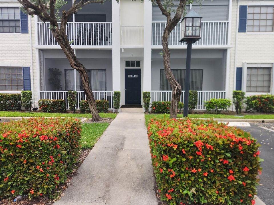 For Rent: $2,100 (2 beds, 2 baths, 982 Square Feet)