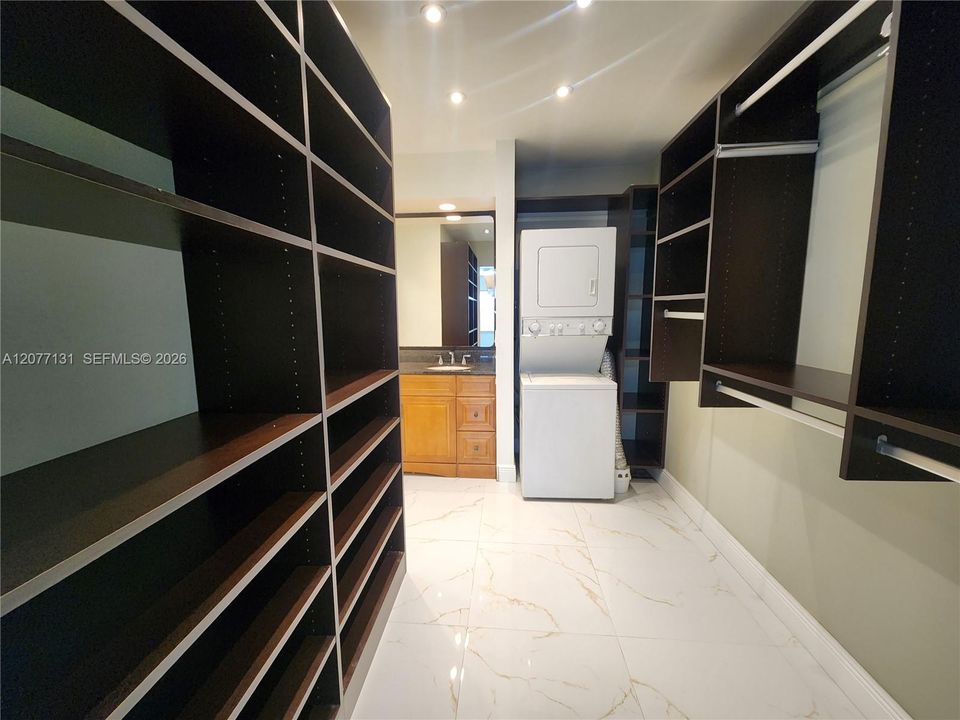 For Rent: $2,100 (2 beds, 2 baths, 982 Square Feet)