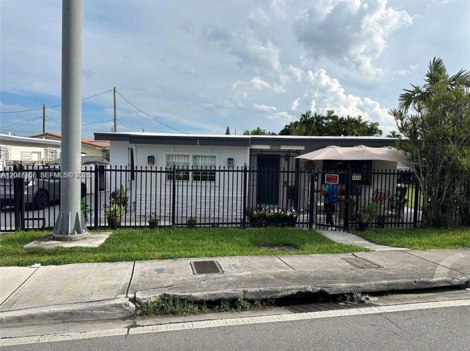 En Venta: $475,000 (4 camas, 2 baños, 1168 Pies cuadrados)