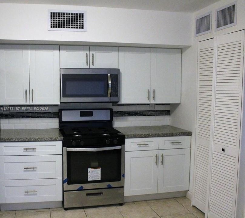 En Venta: $470,000 (3 camas, 3 baños, 1365 Pies cuadrados)