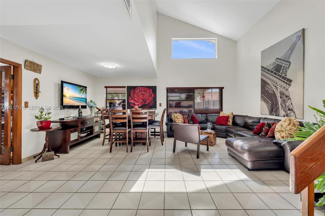 En Venta: $690,000 (3 camas, 3 baños, 1858 Pies cuadrados)