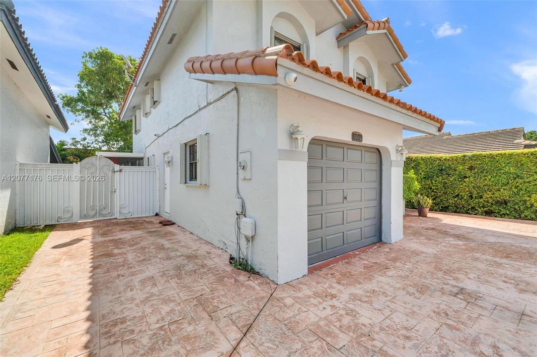 En Venta: $690,000 (3 camas, 3 baños, 1858 Pies cuadrados)