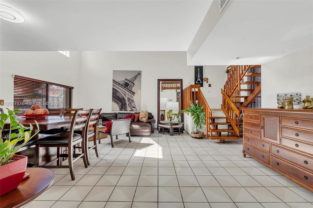 En Venta: $690,000 (3 camas, 3 baños, 1858 Pies cuadrados)