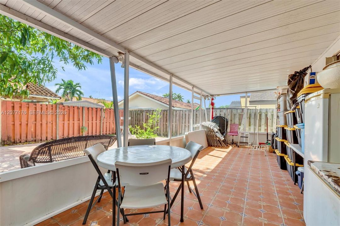 En Venta: $690,000 (3 camas, 3 baños, 1858 Pies cuadrados)