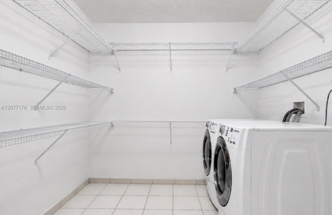 En Venta: $690,000 (3 camas, 3 baños, 1858 Pies cuadrados)