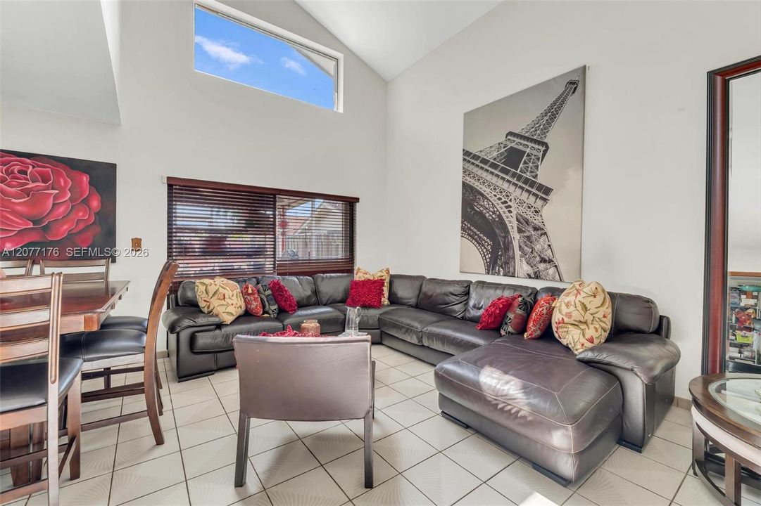 En Venta: $690,000 (3 camas, 3 baños, 1858 Pies cuadrados)