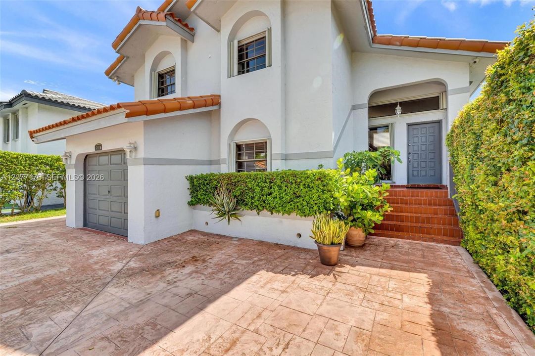 En Venta: $690,000 (3 camas, 3 baños, 1858 Pies cuadrados)