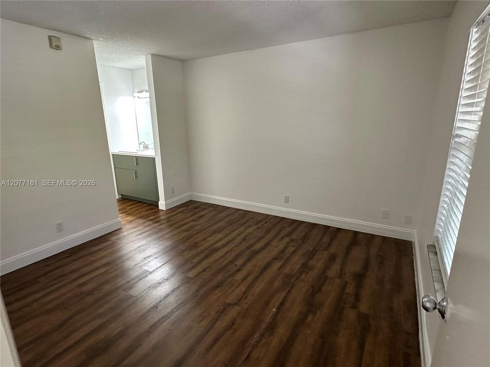 For Rent: $2,000 (2 beds, 2 baths, 965 Square Feet)