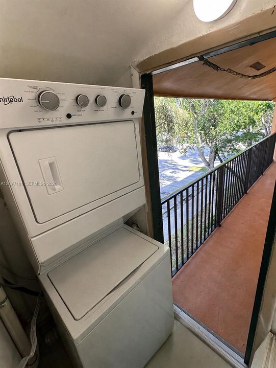 For Rent: $2,000 (2 beds, 2 baths, 965 Square Feet)