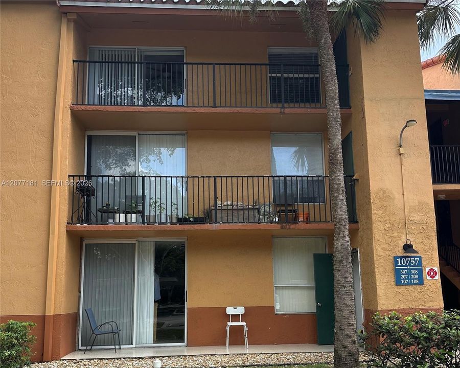 For Rent: $2,000 (2 beds, 2 baths, 965 Square Feet)
