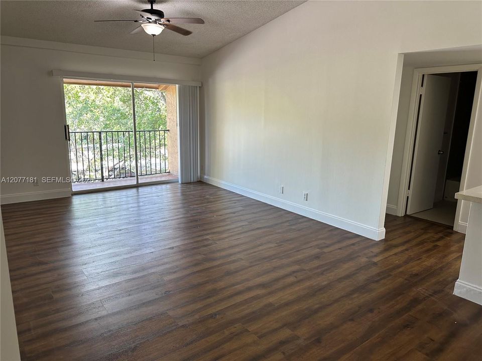 For Rent: $2,000 (2 beds, 2 baths, 965 Square Feet)