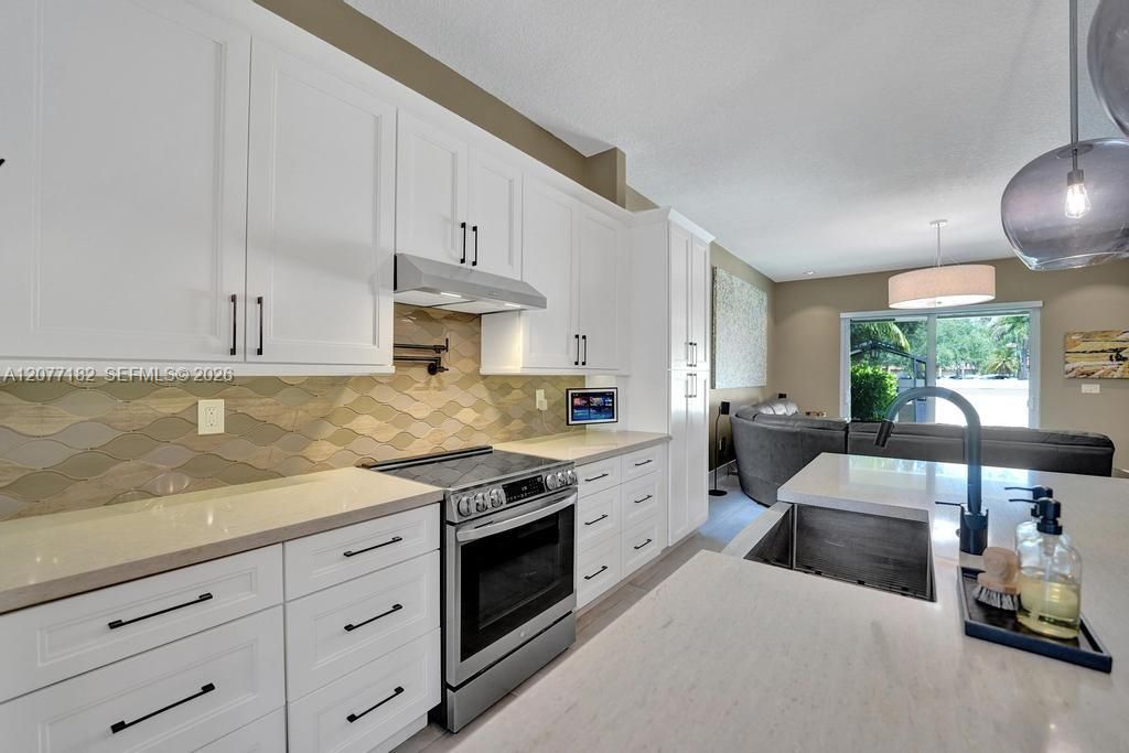 For Sale: $715,000 (3 beds, 2 baths, 1639 Square Feet)