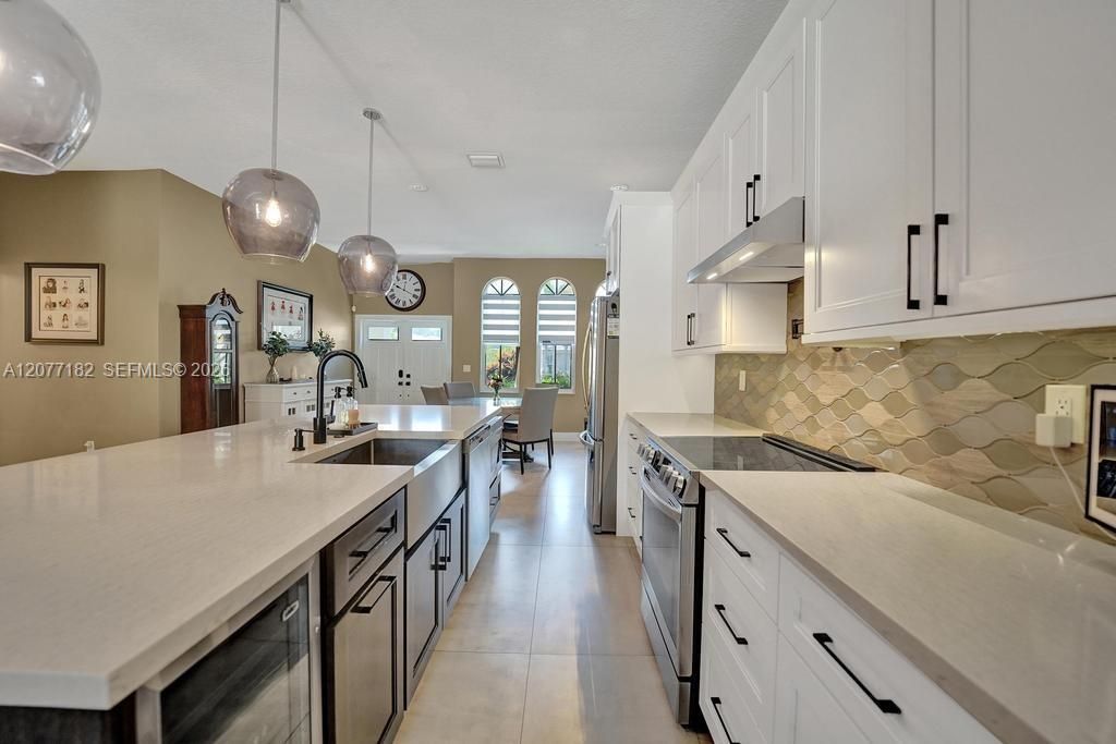 For Sale: $715,000 (3 beds, 2 baths, 1639 Square Feet)