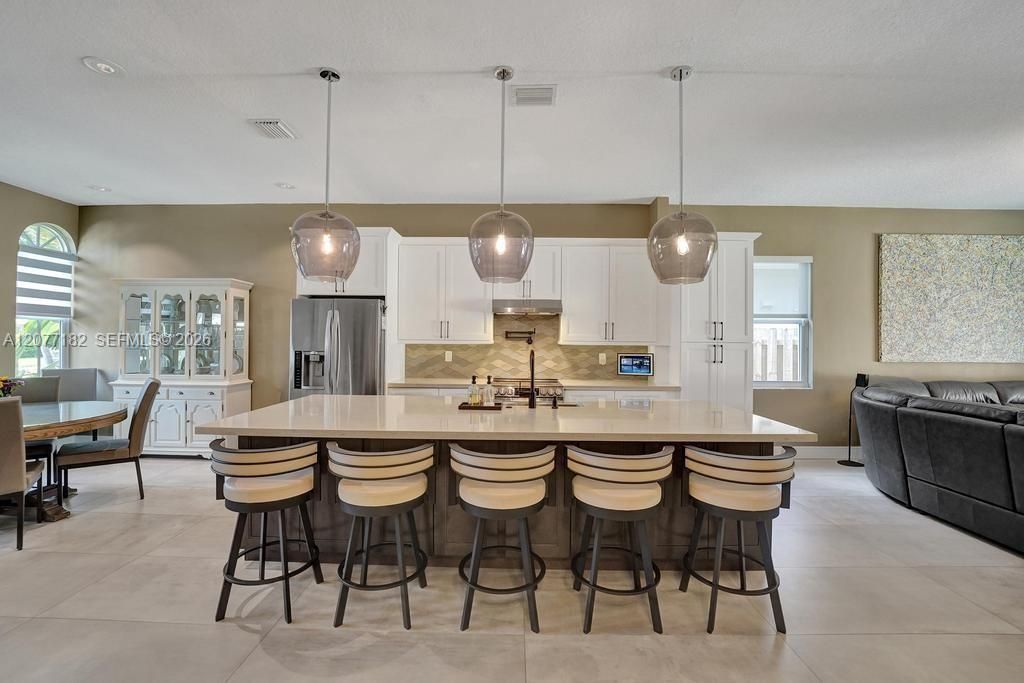 For Sale: $715,000 (3 beds, 2 baths, 1639 Square Feet)