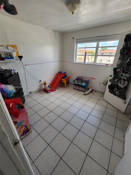 For Rent: $2,000 (2 beds, 1 baths, 4580 Square Feet)
