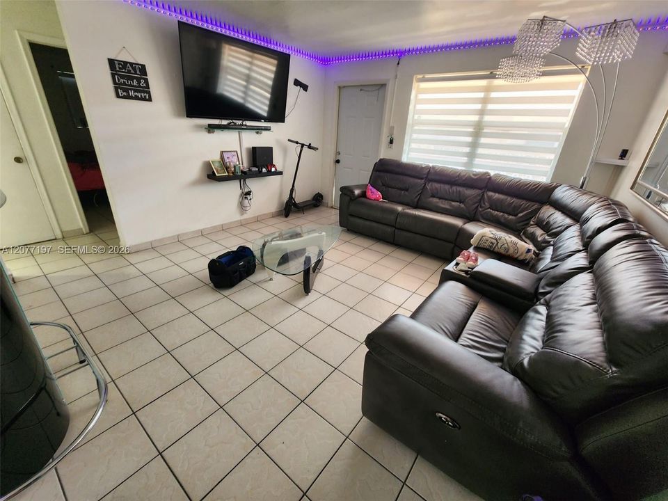 For Rent: $2,000 (2 beds, 1 baths, 4580 Square Feet)