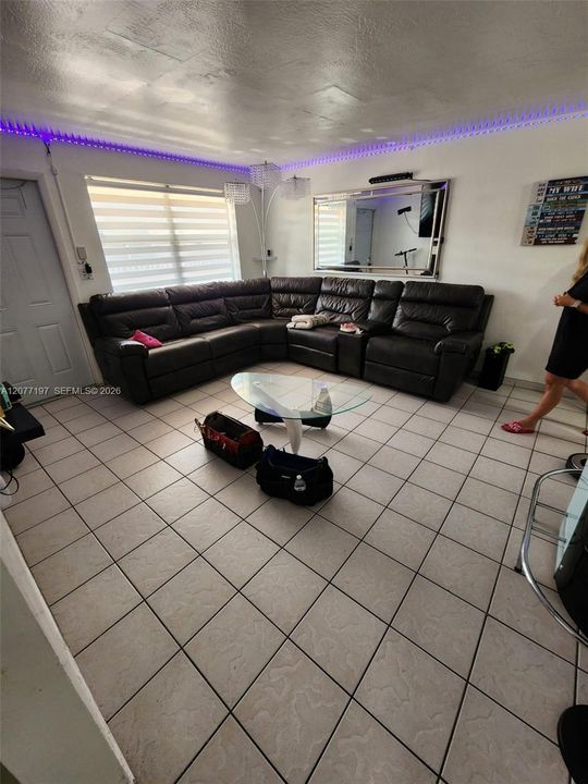 For Rent: $2,000 (2 beds, 1 baths, 4580 Square Feet)