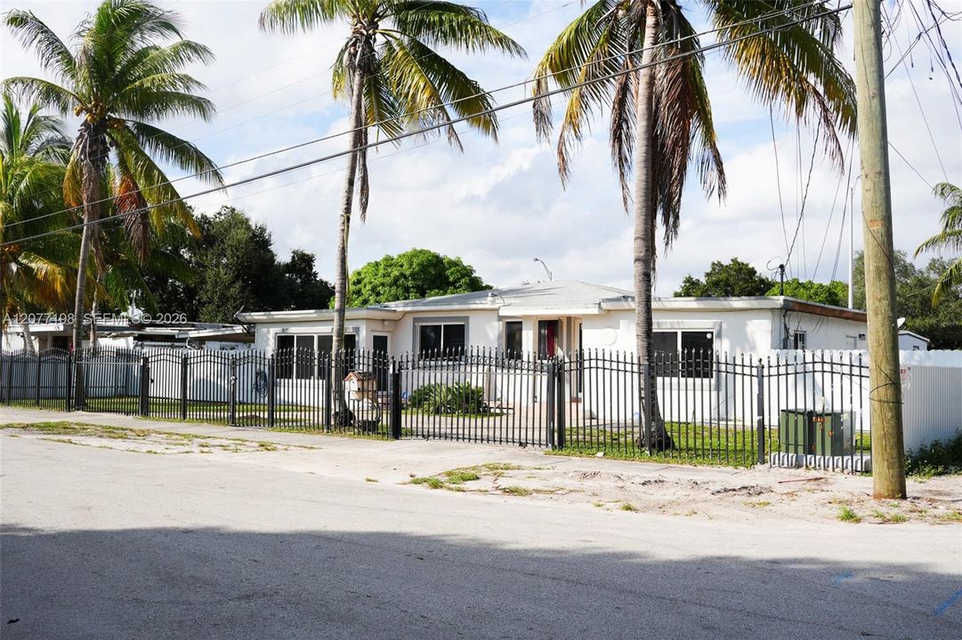 En Venta: $599,999 (4 camas, 3 baños, 1718 Pies cuadrados)