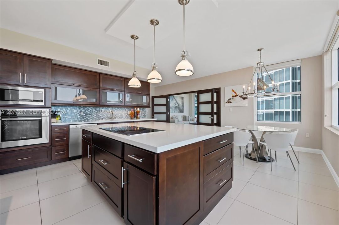 En Venta: $1,895,000 (3 camas, 3 baños, 3205 Pies cuadrados)