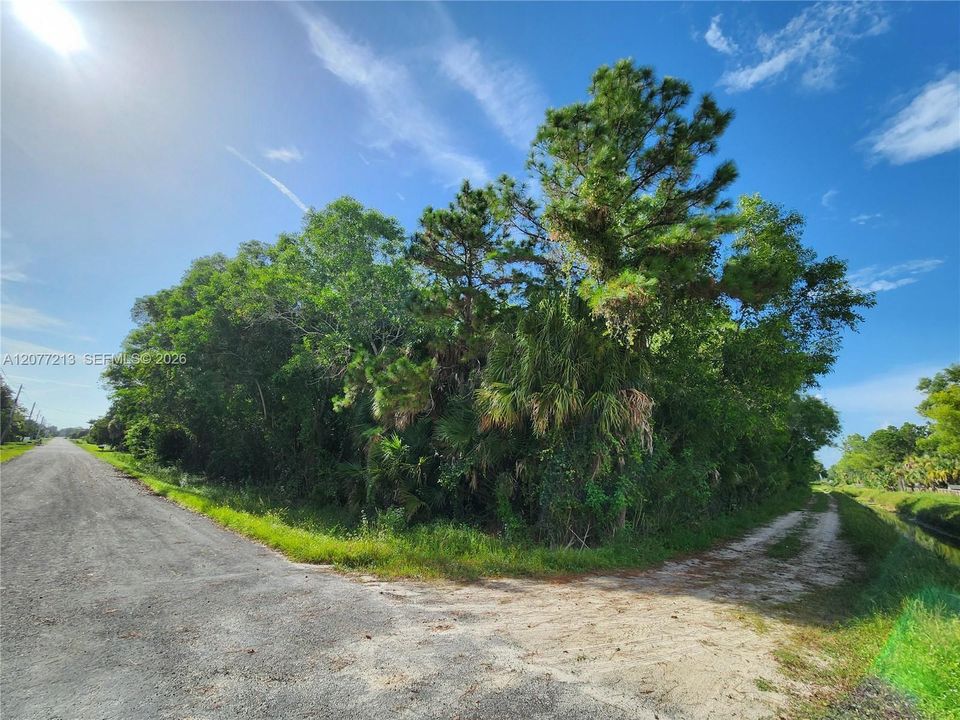 待售: $299,900 (1.53 acres)