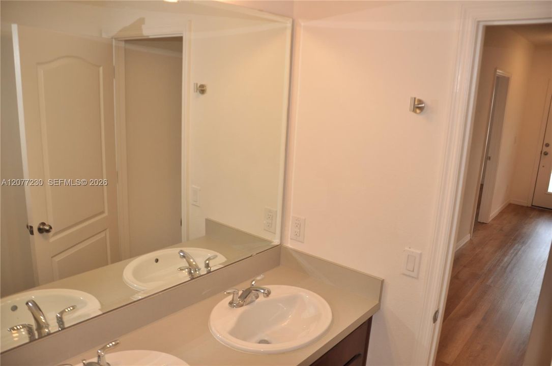 В аренду: $2,450 (4 спален, 2 ванн, 1730 Квадратных фут)