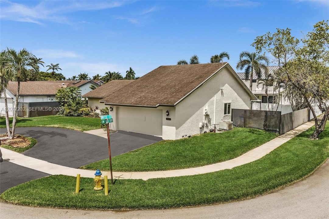 For Sale: $640,000 (3 beds, 2 baths, 1563 Square Feet)