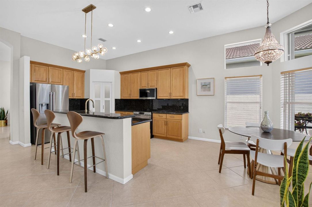 KITCHEN/BREAKFAAST NOOK