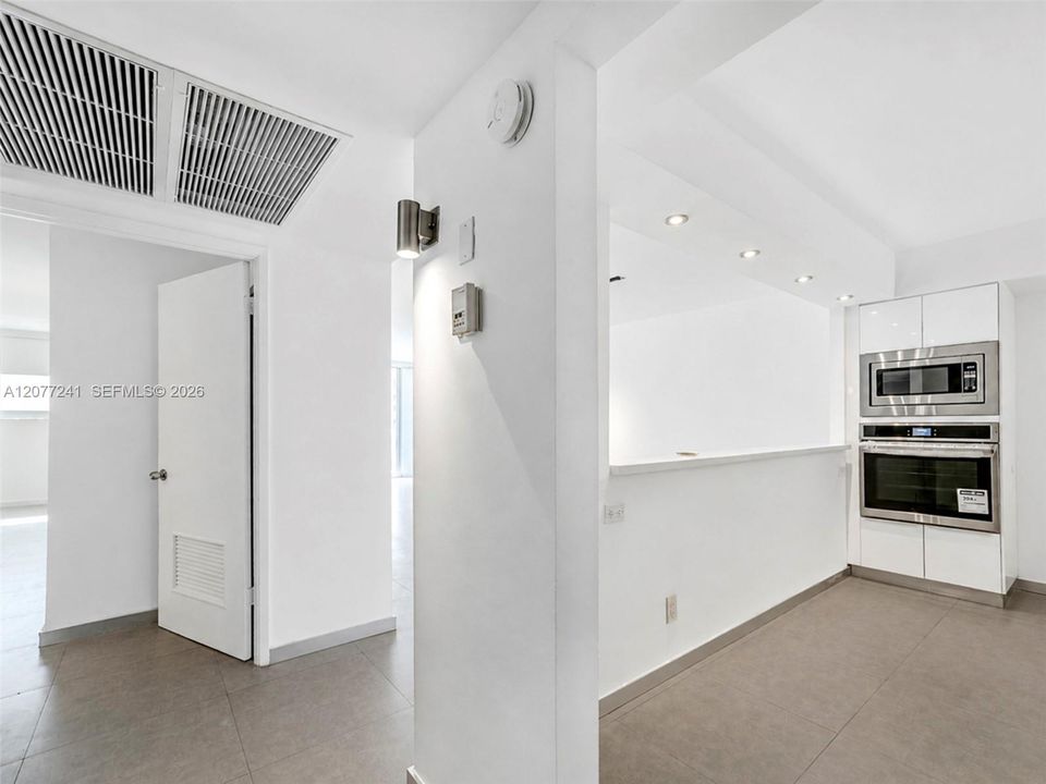 For Rent: $2,500 (1 beds, 1 baths, 1005 Square Feet)