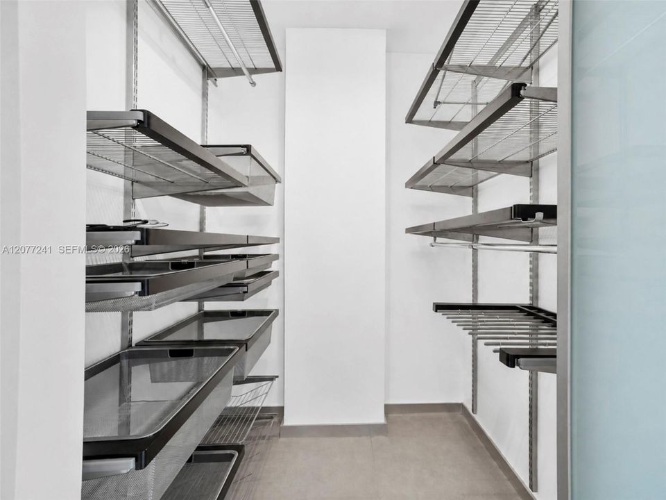 For Rent: $2,500 (1 beds, 1 baths, 1005 Square Feet)