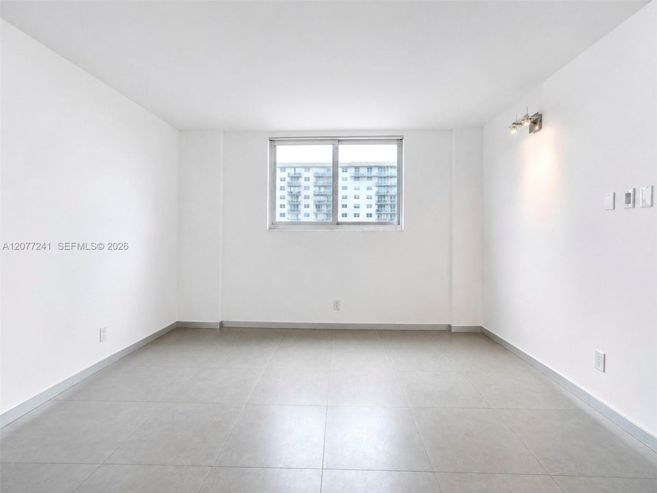 For Rent: $2,500 (1 beds, 1 baths, 1005 Square Feet)