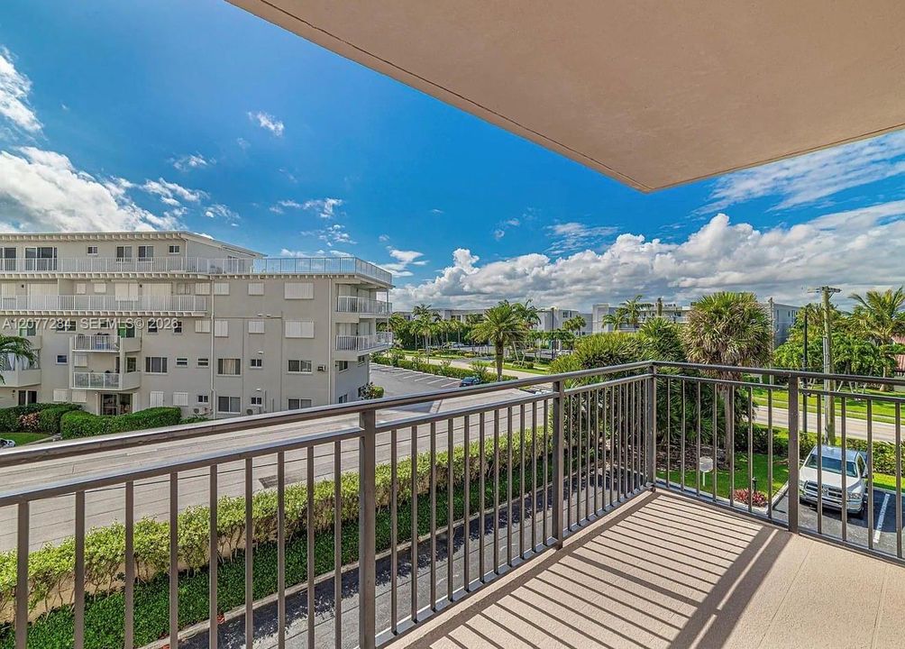 For Rent: $5,200 (2 beds, 2 baths, 1395 Square Feet)