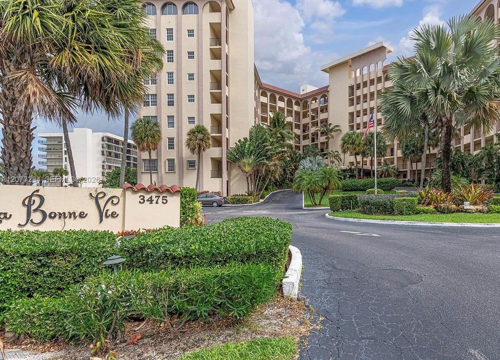 For Rent: $5,200 (2 beds, 2 baths, 1395 Square Feet)