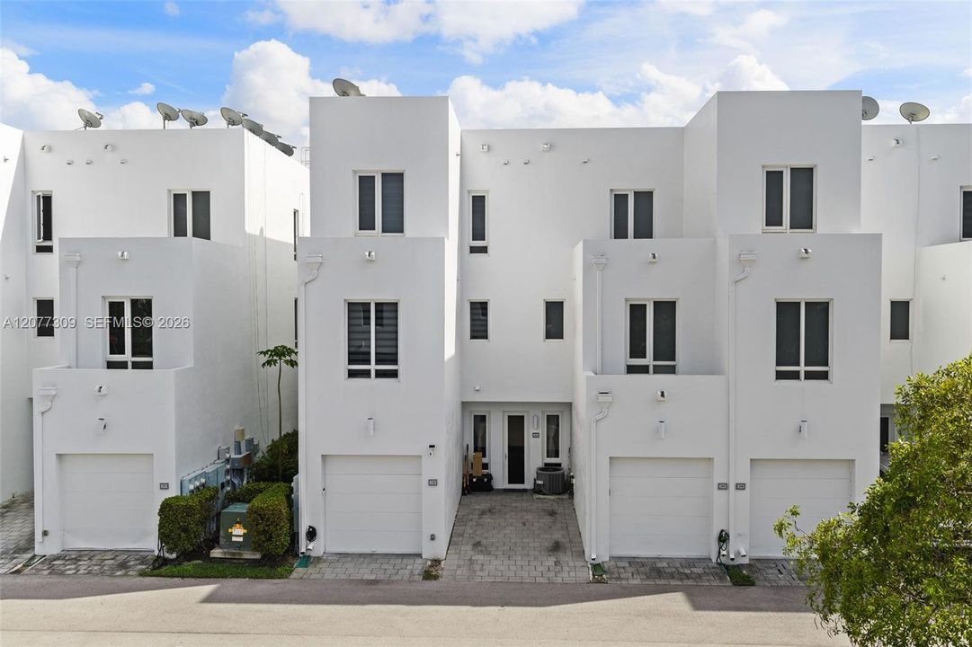 For Rent: $4,300 (3 beds, 2 baths, 1351 Square Feet)