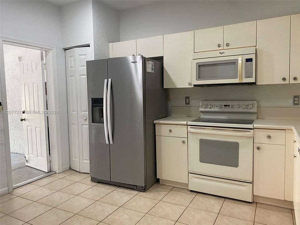 For Rent: $2,725 (2 beds, 2 baths, 1155 Square Feet)