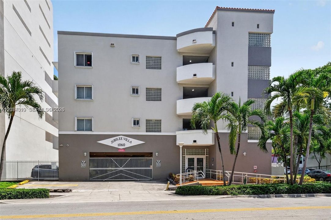 For Rent: $2,500 (2 beds, 2 baths, 865 Square Feet)
