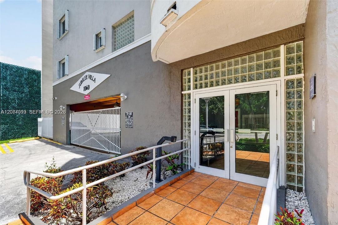 For Rent: $2,500 (2 beds, 2 baths, 865 Square Feet)