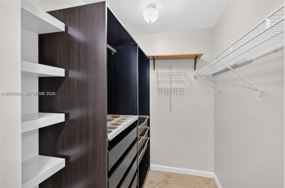 For Rent: $2,500 (2 beds, 2 baths, 865 Square Feet)
