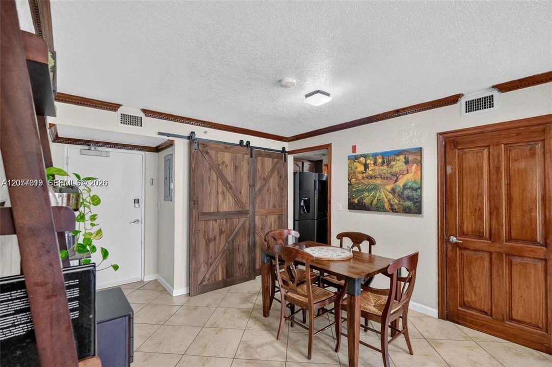 For Rent: $2,500 (2 beds, 2 baths, 865 Square Feet)