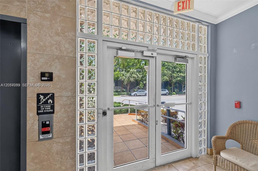 For Rent: $2,500 (2 beds, 2 baths, 865 Square Feet)