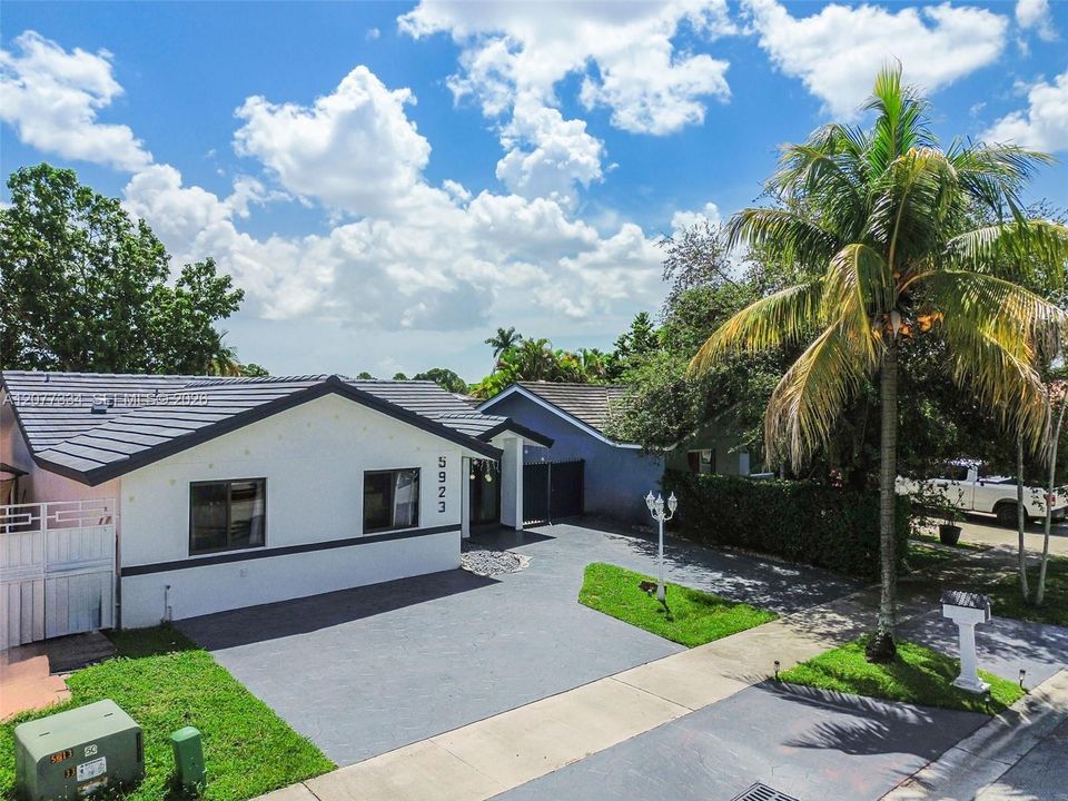 En Venta: $799,000 (4 camas, 3 baños, 2076 Pies cuadrados)