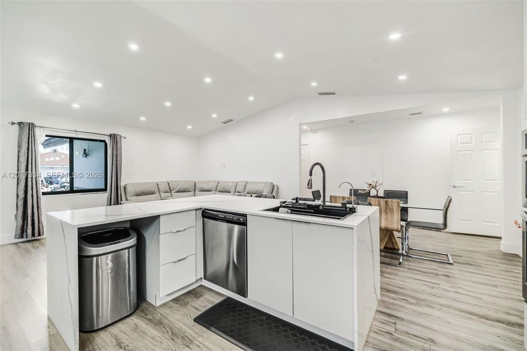 En Venta: $799,000 (4 camas, 3 baños, 2076 Pies cuadrados)