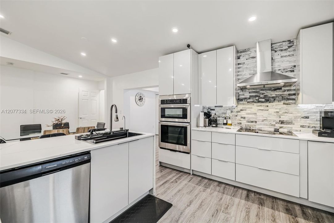 En Venta: $799,000 (4 camas, 3 baños, 2076 Pies cuadrados)