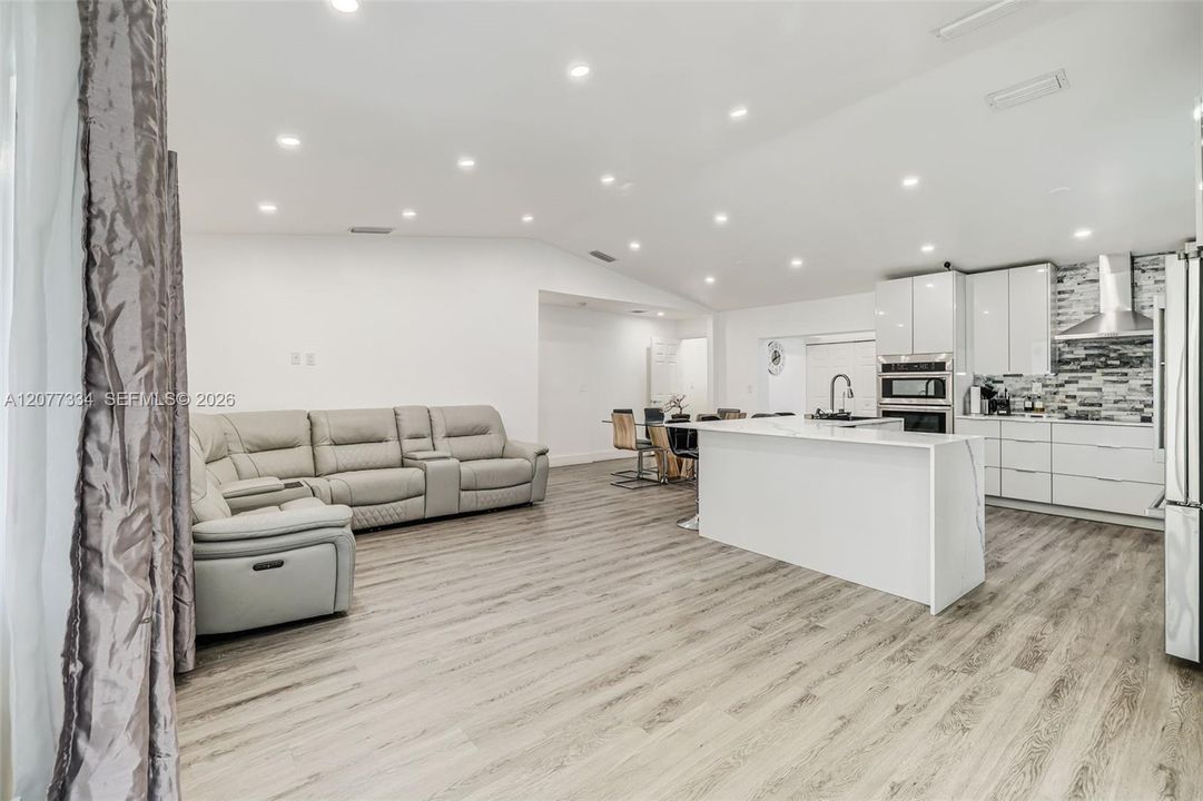 En Venta: $799,000 (4 camas, 3 baños, 2076 Pies cuadrados)