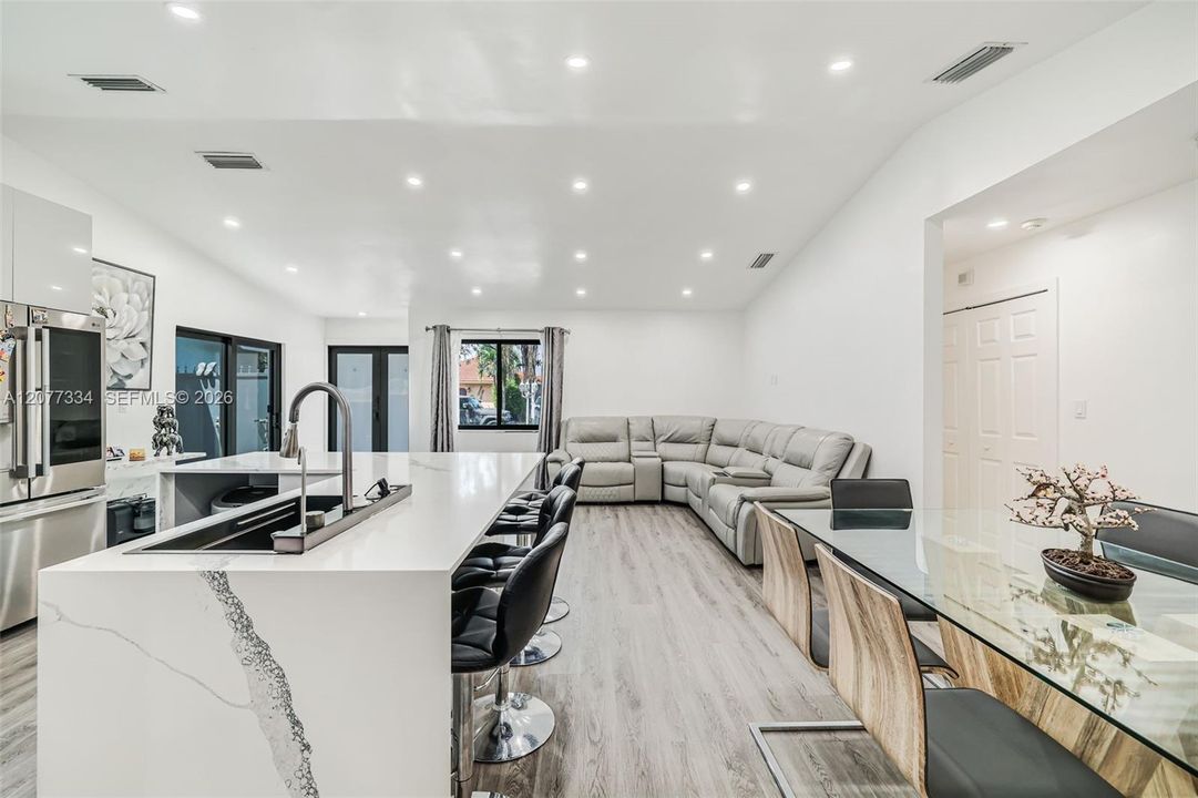 En Venta: $799,000 (4 camas, 3 baños, 2076 Pies cuadrados)