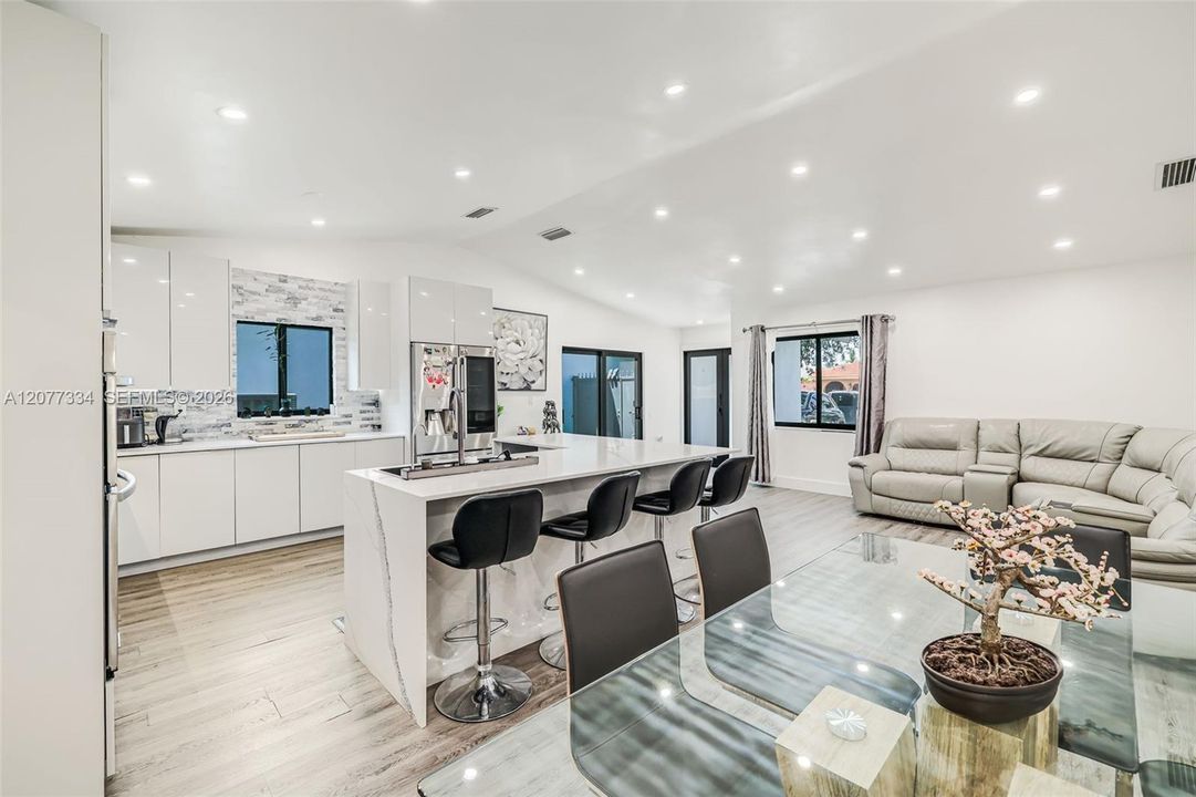 En Venta: $799,000 (4 camas, 3 baños, 2076 Pies cuadrados)